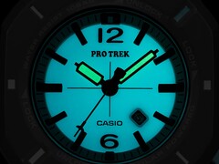 Casio Pro Trek PRJ-01AE-8 lyser turkos i mörkret, med upplysta visare och urtavla.