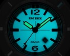 Casio Pro Trek PRJ-01AE-8 lyser turkos i mörkret, med upplysta visare och urtavla.