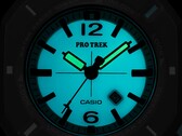 Casio Pro Trek PRJ-01AE-8 lyser turkos i mörkret, med upplysta visare och urtavla.