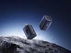 Den nya PicoGo 67 W AE11 kostar 39,99 USD. På bilden: En reklambild på snabbladdaren som svävar i luften över stenar. (Bildkälla: Baseus)