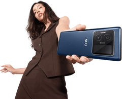 Nuu B40 5G har en sekundär AMOLED-skärm