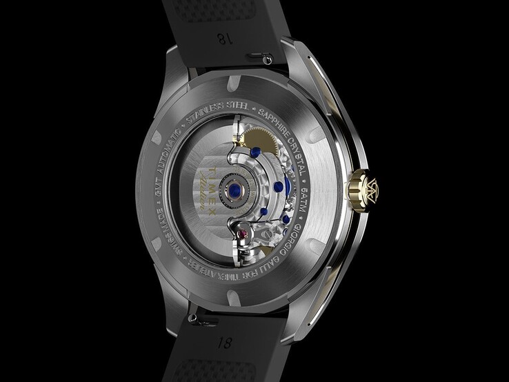 Vy bakifrån av Timex Atelier GMT Première M1a, som visar dess automatiska GMT-urverk genom den glasade boettbaksidan.