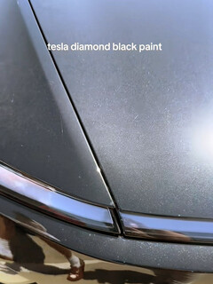 Utseendet på den nya Model Y Diamond Black-färgen i solskenet. (Bildkälla: Katalina/TikTok)