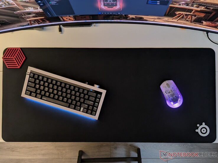 Aerox 3 Wireless Gen 2 på QcK Heavy XXL musmatta.