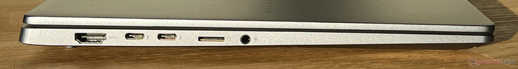 Vänster: HDMI 2.1, 2x USB-C 4.0 med Thunderbolt 4 (40 Gbit/s, DisplayPort, Power Delivery), microSD-kortläsare, 3,5 mm ljuduttag