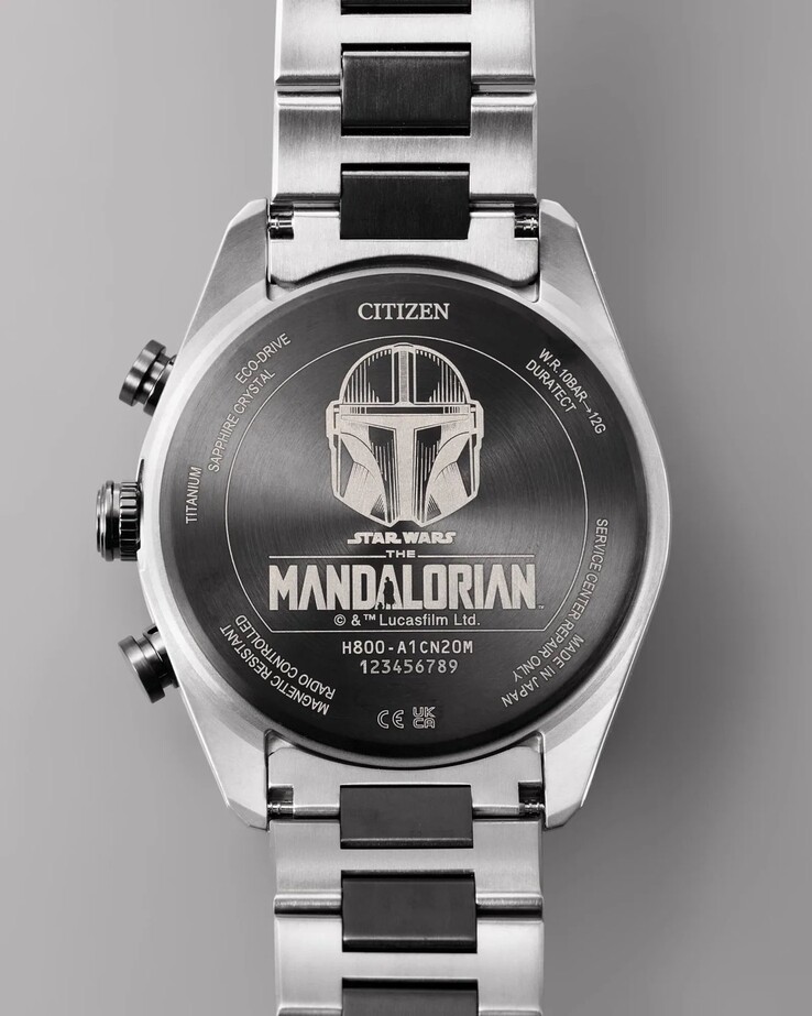 Boettens baksida har en graverad Mandalorian-hjälm och Star Wars-varumärke.