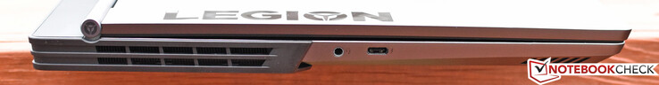 Vänster: 3.5 mm kombinerad ljudanslutning, USB Typ C Gen 2/Thunderbolt 3.0