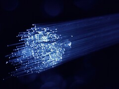 FCC vidtar åtgärder för att skärpa säkerheten kring undervattenskablar till USA. På bilden: En fiberoptisk kabel (Bildkälla: Denny Muller, Unsplash)