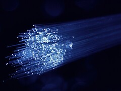 FCC vidtar åtgärder för att skärpa säkerheten kring undervattenskablar till USA. På bilden: En fiberoptisk kabel (Bildkälla: Denny Muller, Unsplash)