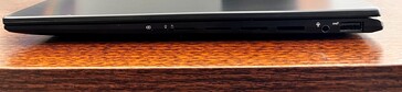 Till vänster: MicroSD-läsare, 3,5 mm jack, 1x USB-A 3.2 Gen2