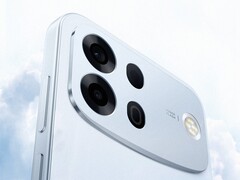 Oppo A7 Pro Max (på bilden) har ett ännu större batteri än A6 Pro.
