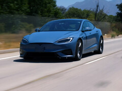 Tesla Model S Plaid 2026 i en ny Frost Blue Metallic-färg. (Bildkälla: Jay Leno Garage/YT)