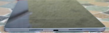 Vänster: Högtalare, USB 3.2-port och högtalare