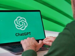 En man skriver på en bärbar dator med ChatGPT-logotypen synlig på skärmen