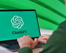 En man skriver på en bärbar dator med ChatGPT-logotypen synlig på skärmen