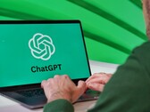En man skriver på en bärbar dator med ChatGPT-logotypen synlig på skärmen