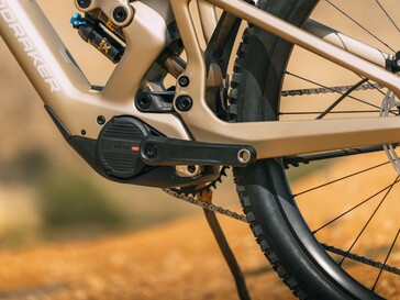 Cykeln är utrustad med Avinox M2S