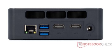 På baksidan: RJ45, 2x USB 3.2 typ A, 2x HDMI 2.0