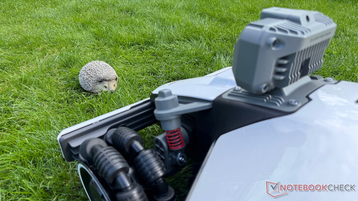 Mammotion Luba Mini AWD LiDAR fungerar perfekt vid hinderdetektering
