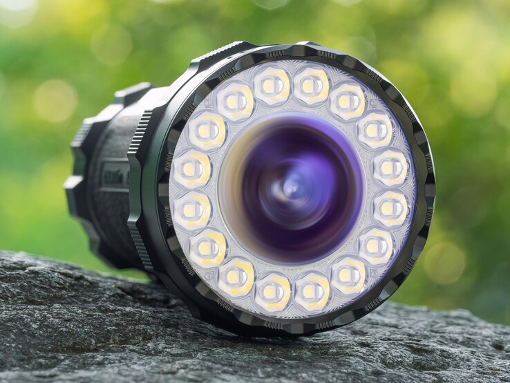 Olight Marauder 3 har en central strålkastare med en asfärisk lins och en ring av lysdioder som bredstrålkastare.