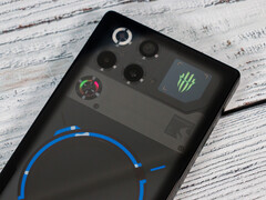 RedMagic låter tydligen sina nya speltelefoner gå utanför de säkra gränserna för höga poäng. På bilden: baksidan av 11 Pro.