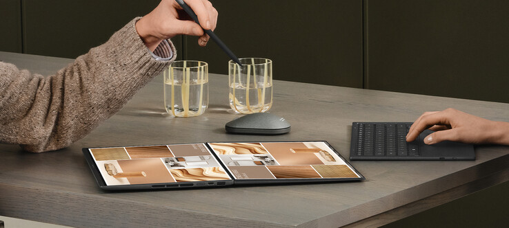 Zenbook Duo 2026 kan ligga platt på ett bord, till skillnad från äldre modeller. (Bildkälla: Asus)