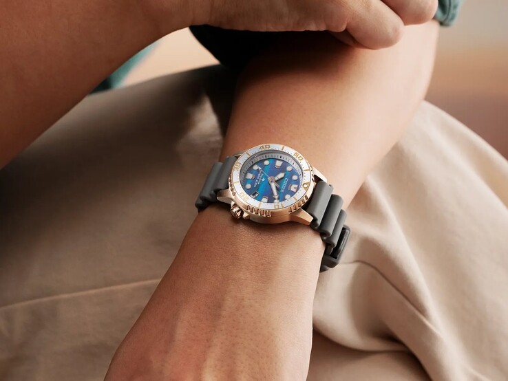 Med sina 36,5 mm är boetten en mer kompakt version av den moderna dykarklockan.