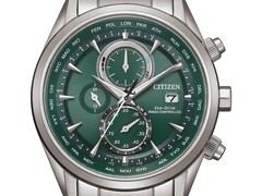 Citizen World Chronograph A.T. AT8260-85X-klocka med grön urtavla, boett och armband i rostfritt stål, tre hjälpurtavlor och en världstidsskala.