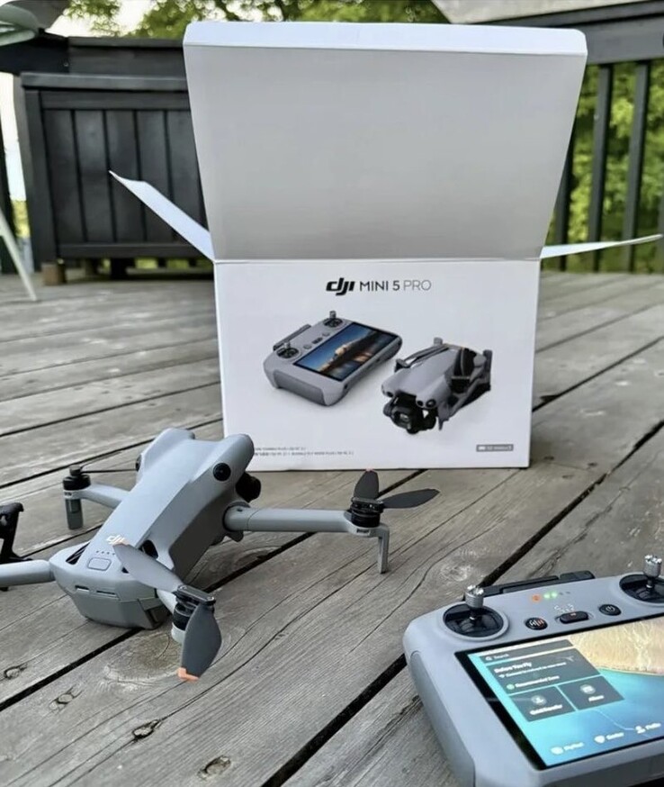 Inuti DJI Mini 5 Pro-lådan: Själva minidrönaren och RC2-styrenheten. (Bildkälla: @KietN7650)