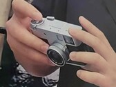 Hands-on-bild av kompaktkameran Fujifilm XHalf. 