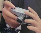 Hands-on-bild av kompaktkameran Fujifilm XHalf. 