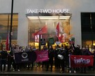 Medlemmar i IWGB och RGWU protesterar utanför Take Two House