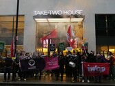 Medlemmar i IWGB och RGWU protesterar utanför Take Two House