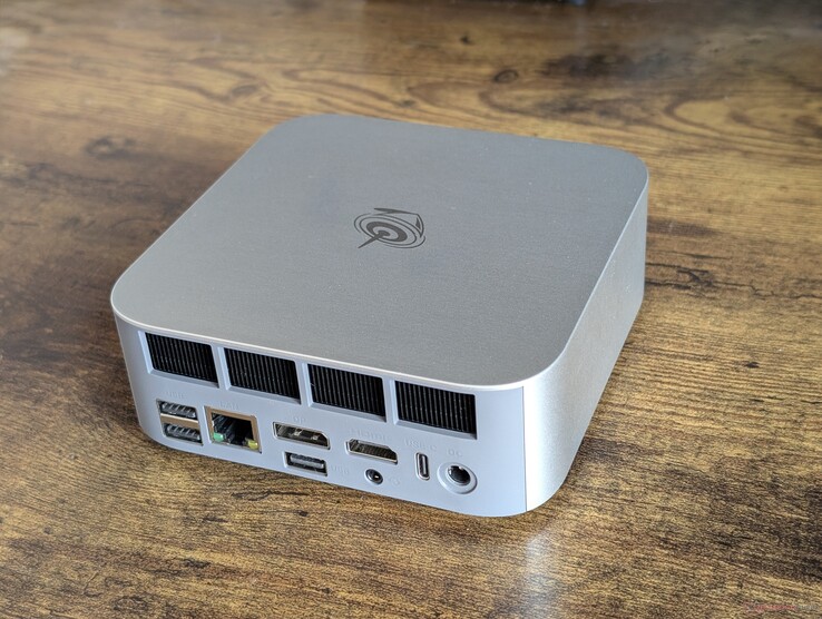 Baksida: 2x USB-A 3.2 Gen. 2 (10 Gbps), RJ-45 (2,5 Gbps), DisplayPort 1.4, USB-A 2.0, HDMI 2.1, 3,5 mm headset, USB-C 10 Gbps med DisplayPort + Power Delivery, nätadapter