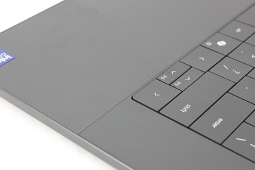 Skiljelinjen mellan handledsstöden och tangentbordet är rent estetisk