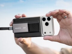 Adata SR800 är en trådlös powerbank på 5.000 mAh med en SSD ansluten. (Bildkälla: Adata)