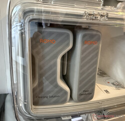 De två tvättmedelsbehållarna bakom plexiglas