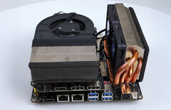 FA65G har anpassade CPU- och GPU-kylare och en sällsynt MXM GPU-installation. (Bildkälla: 小明白 på Youtube)