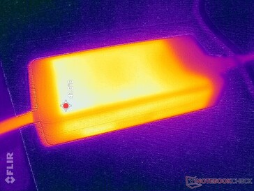 AC-adaptern når över 42 C vid krävande belastningar