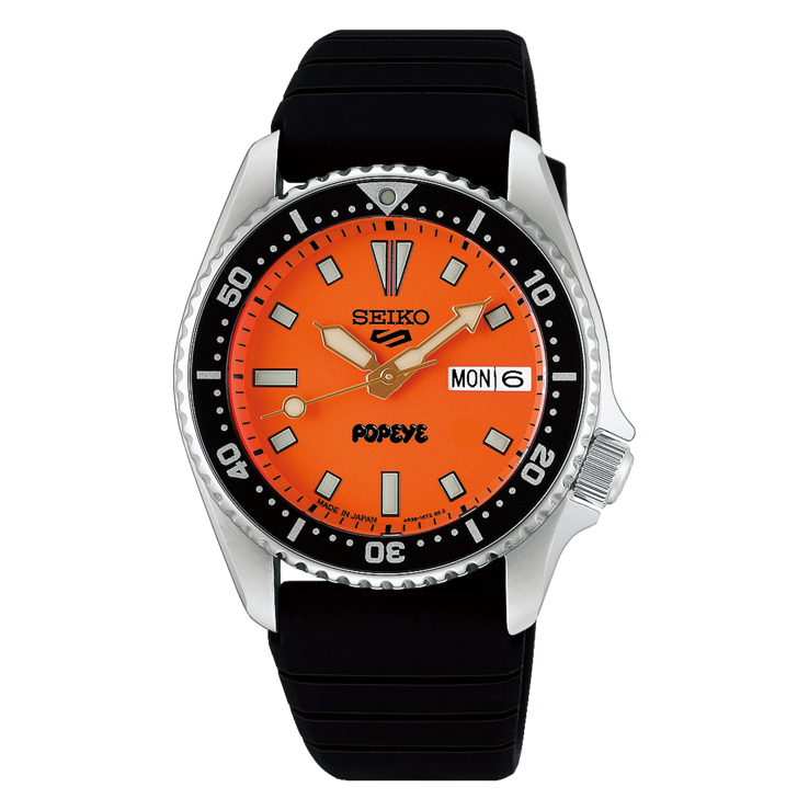 Framifrån sett av Seiko 5 Sports x Popeye HDB013 med sin orange urtavla, svart vridbar bezel,