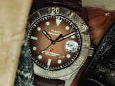 Huckberry x Timex Deepwater Reef 200 dykarklocka med brun urtavla, boett i rostfritt stål, svart bezel och matchande brunt armband.
