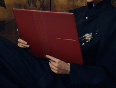 MateBook Fold i sin nya Ruihong-finish. (Bildkälla: Huawei)