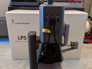 LP5 standardkonfiguration bakifrån med USB-portar, eluttag och säkerhetsnyckel.