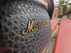 Strukturerat PU-läder och Marshall-logotypen