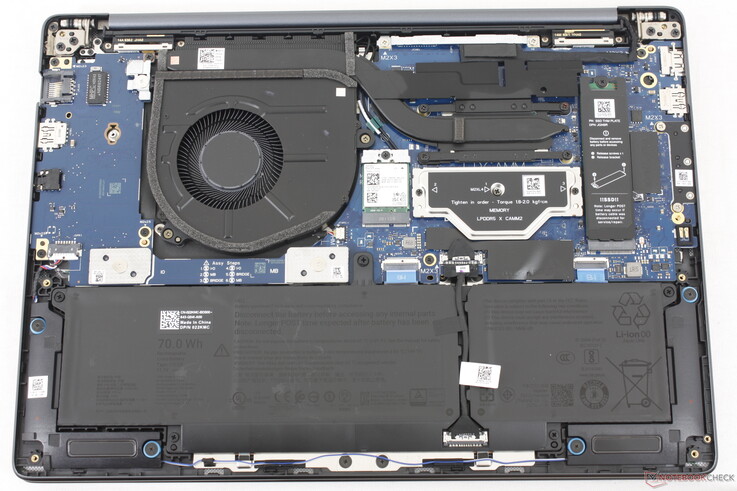 Dell Pro 5 14-moderkort. Observera LPCAMM2-kortplatsen för vår testkonfiguration