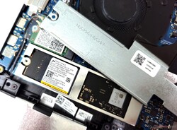 M.2 SSD kan nås efter att locket har tagits bort