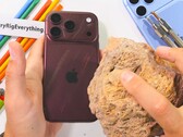 Många repor på baksidan av iPhone 18 Pro (Max) kan helt enkelt torkas bort – men inte alla, vilket hållbarhetstestet visar.