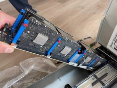 Åtta Apple M5-kort monterade på en enda bärare, som ingår i en större serverblade