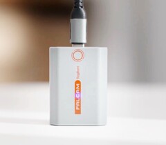 Falcam-batteriet kan laddas direkt via en USB-C-kabel.