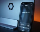 En smartphone med ett AI-chattgränssnitt som ryms i en hand